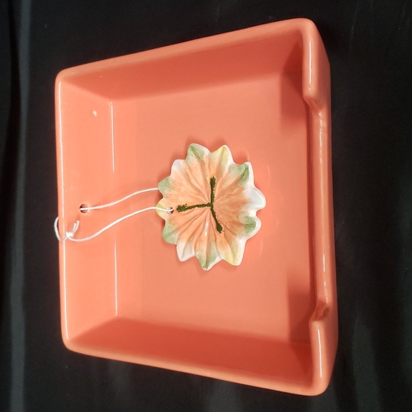Dennis East International NWT Deep Coral Napkin Holder With Floral Weight - Picture 4 of 5